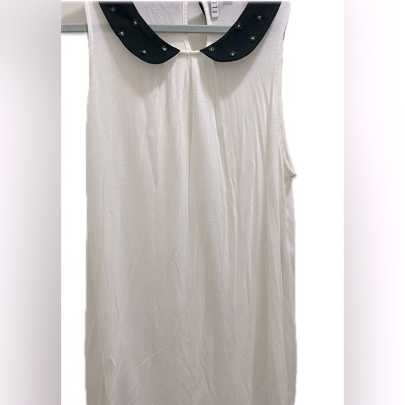 Elle Sleeveless Blouse With Flower Accents on Black Collar - Picture 4 of 4